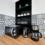 Entier Neuf Avec Balcon Privé - Centre *