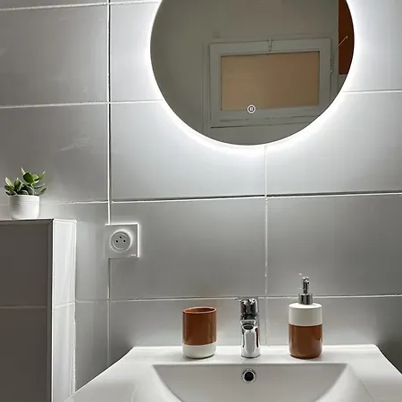 Entier Neuf Avec Balcon Prive - Centre Μονπελιέ