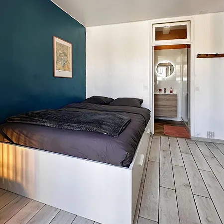 Entier Neuf Avec Balcon Privé - Centre *